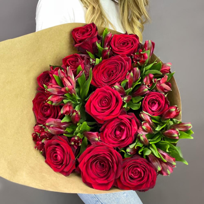 Букет «Стрелиция» – гармония из красных роз и белых альстромерий  Заволжье Нижегородская область